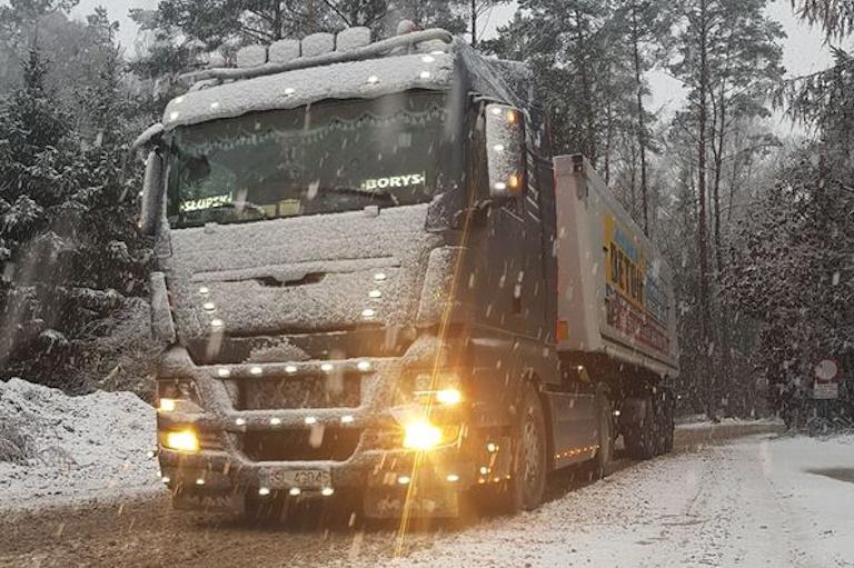 ciężarówka jadąca drogą