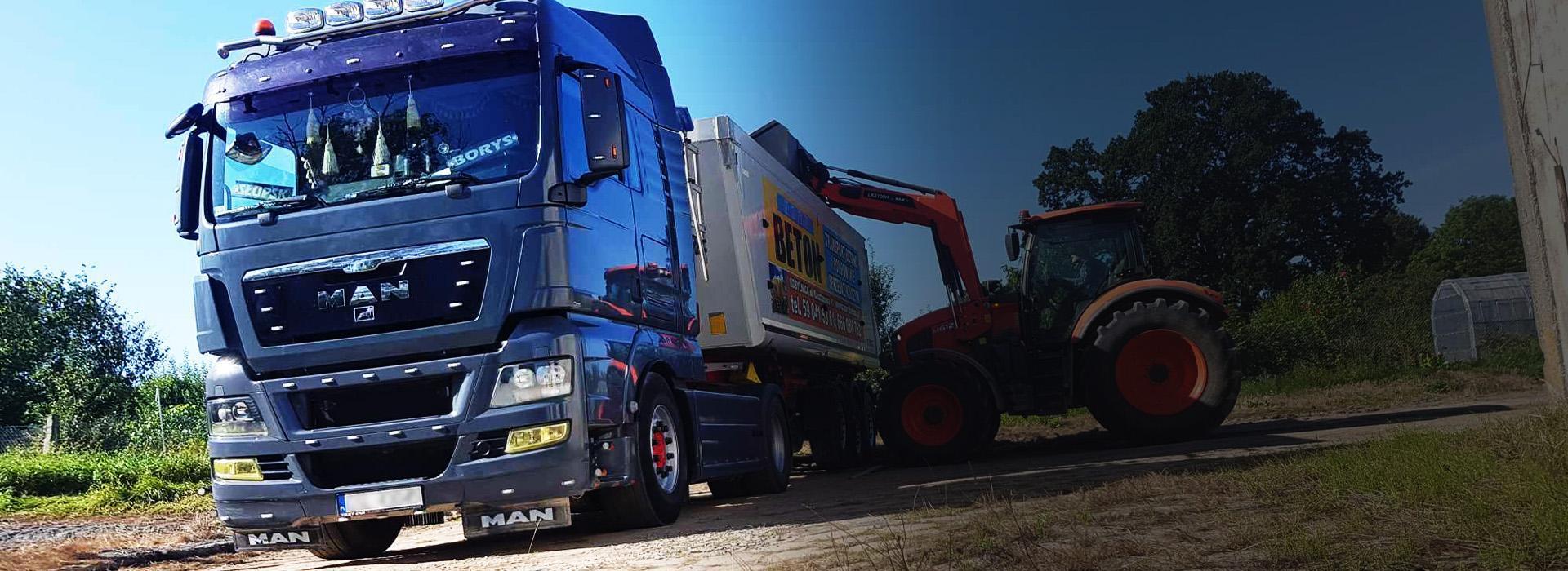 Slajd 2 - traktor ładujący kruszywo na ciężarówkę